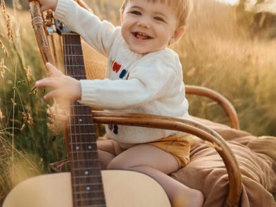 Sesión de fotos de familia en el campo en Bilbao – Un bebé, una guitarra y mucho amor