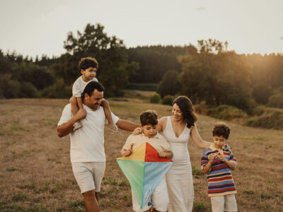 Una familia, tres hermanos y muchas ganas de disfrutar: una sesión de fotos familiar en Bizkaia 🪁