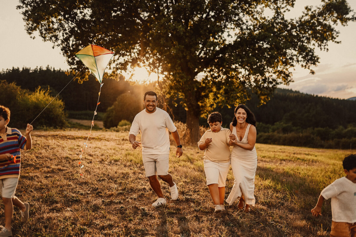 fotos infantiles bilbao hermanos en el campo 1200x799 - Una familia, tres hermanos y muchas ganas de disfrutar: una sesi&oacute;n de fotos familiar en Bizkaia 🪁